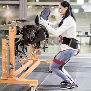 bekerja dengan chairless chair
