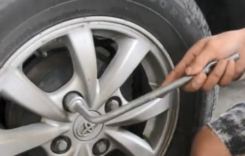 kencangkan menggunakan kunci biasa
