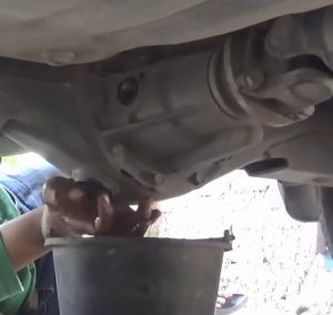 lepas baut pembuangan dan pengisian