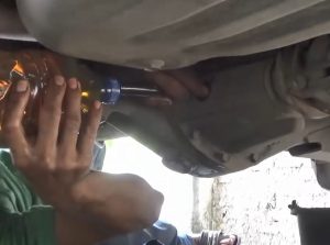 masukkan oli gardan yang baru